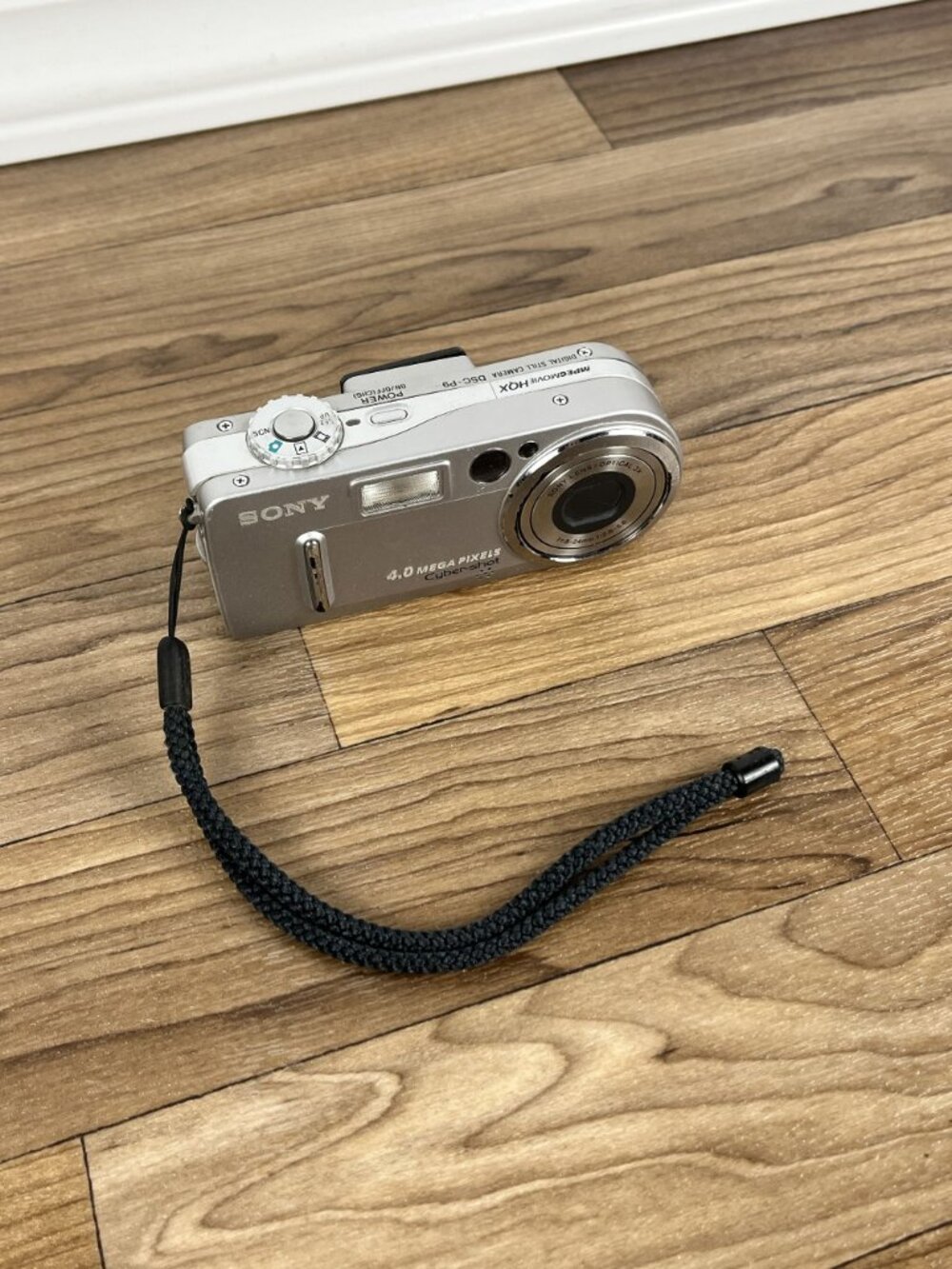 Sony Cyber-shot DSC-P9 4.0MP Digital Camera - Silver No Charger - Picture 3 of 10